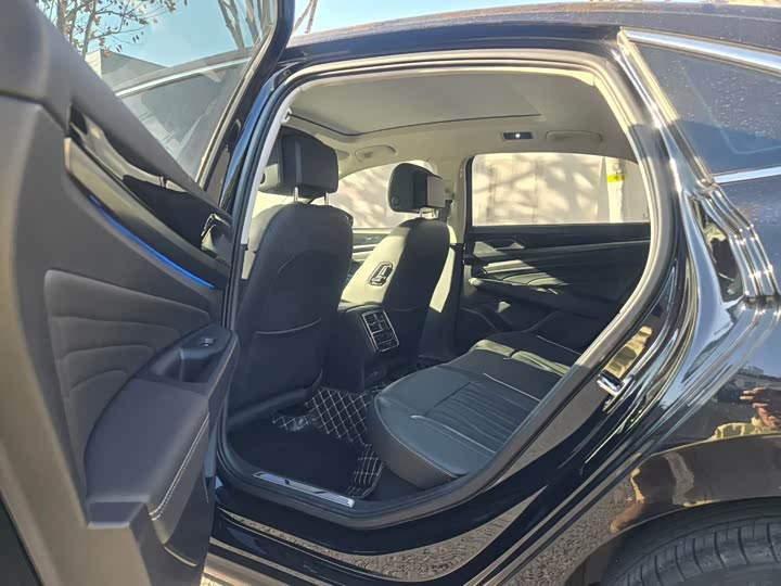 Фото 6 - Volkswagen Passat Hybrid