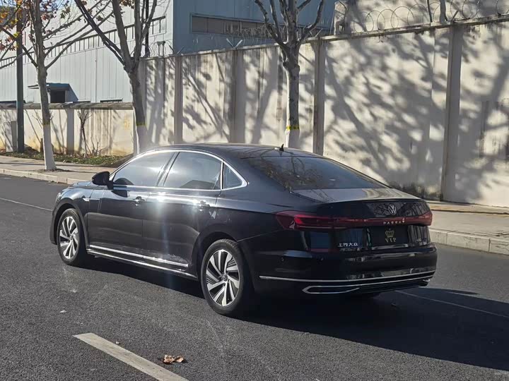 Фото 9 - Volkswagen Passat Hybrid