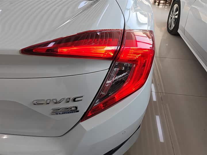 Фото 8 - Honda Civic