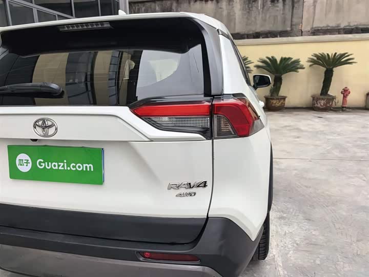 Фото 8 - Toyota RAV4