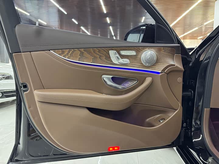 Фото 5 - Mercedes-Benz E-Class