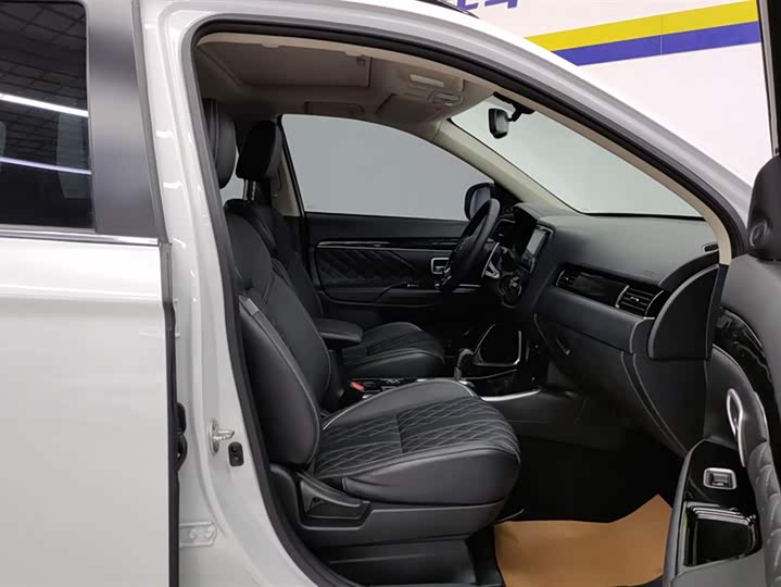 Фото 8 - Mitsubishi Outlander