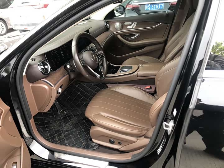 Фото 4 - Mercedes-Benz E-Class