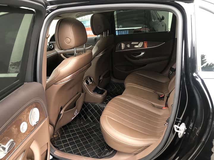 Фото 5 - Mercedes-Benz E-Class