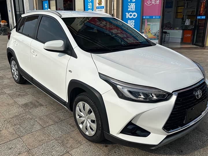 Фото 2 - Toyota Yaris L Hatchback