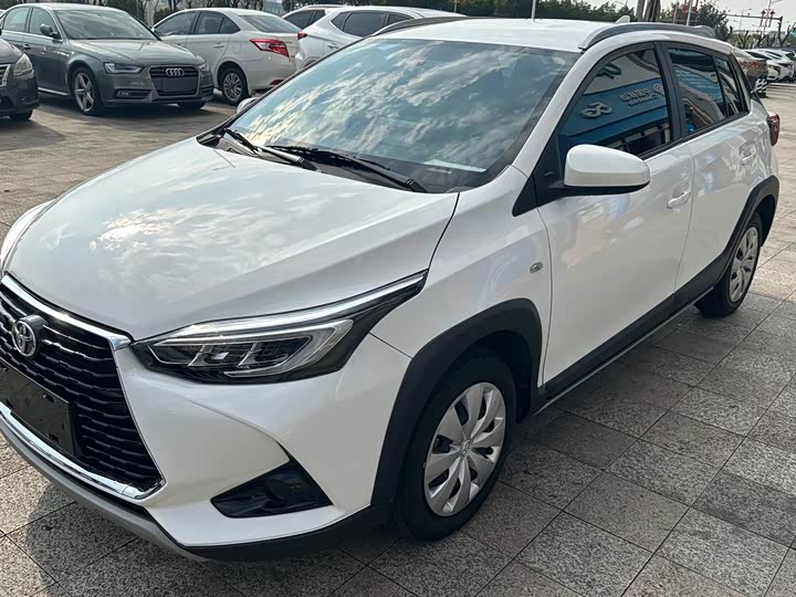 Фото 3 - Toyota Yaris L Hatchback