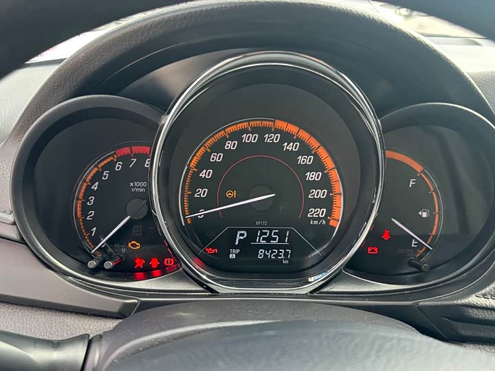 Фото 4 - Toyota Yaris L Hatchback