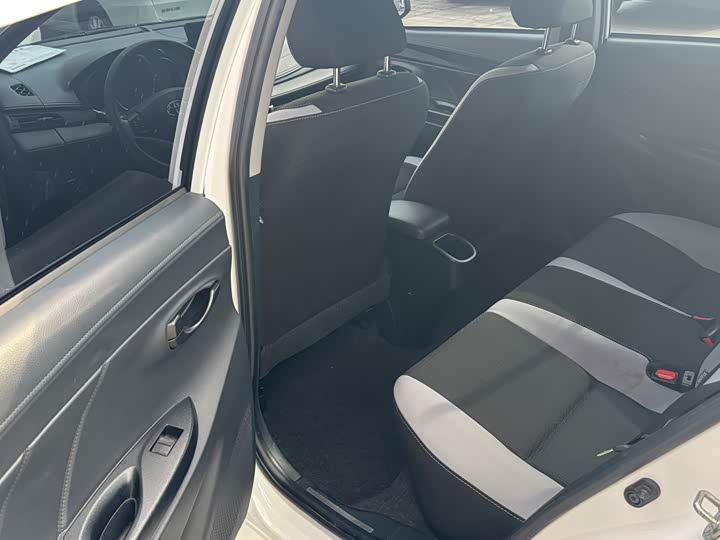 Фото 6 - Toyota Yaris L Hatchback