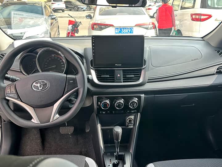 Фото 7 - Toyota Yaris L Hatchback