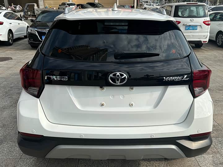 Фото 8 - Toyota Yaris L Hatchback