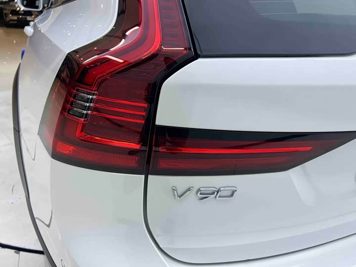 Фото 8 - Volvo V90