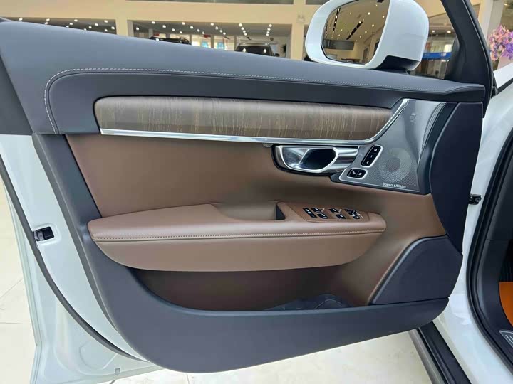 Фото 9 - Volvo V90