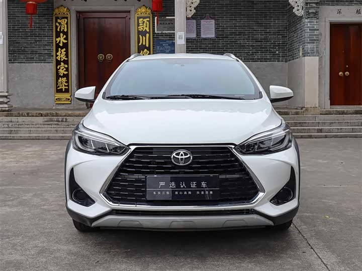 Фото 2 - Toyota Yaris L Hatchback