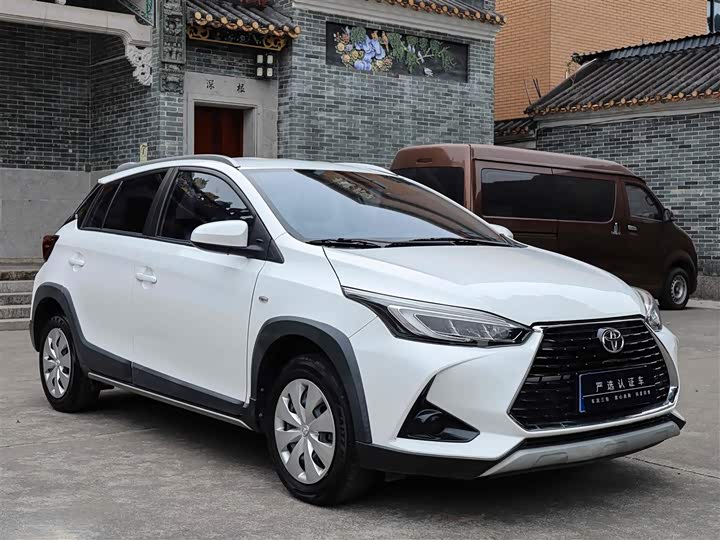 Фото 3 - Toyota Yaris L Hatchback