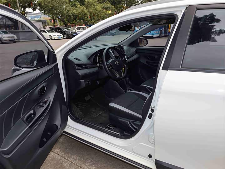 Фото 4 - Toyota Yaris L Hatchback