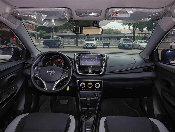 Фото 5 - Toyota Yaris L Hatchback