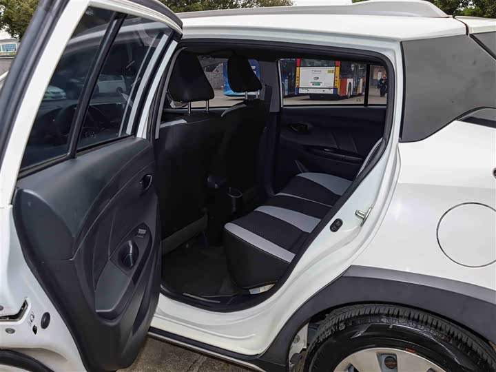 Фото 6 - Toyota Yaris L Hatchback