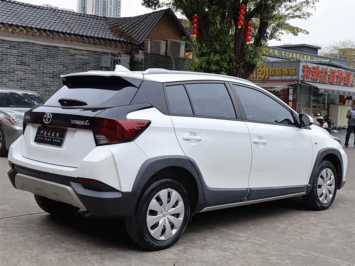 Фото 7 - Toyota Yaris L Hatchback