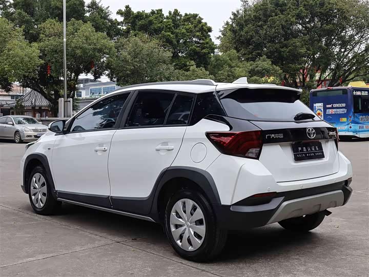 Фото 9 - Toyota Yaris L Hatchback