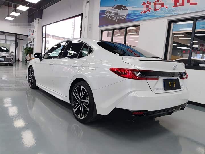 Фото 5 - Toyota Camry