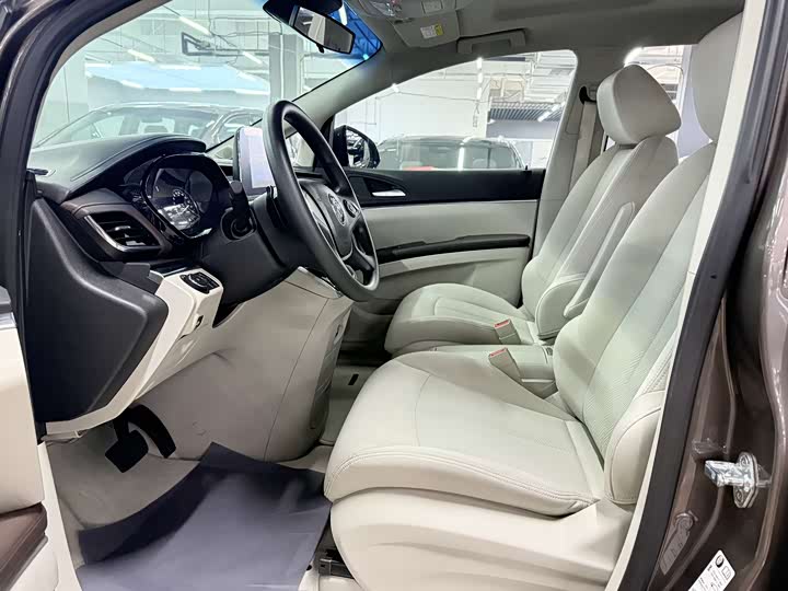 Фото 8 - Buick GL8 ES