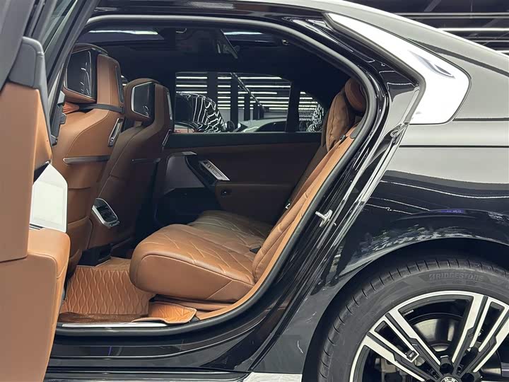 Фото 8 - BMW 7 Series