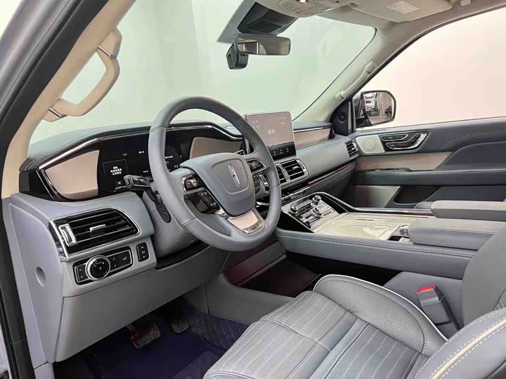 Фото 7 - Lincoln Navigator