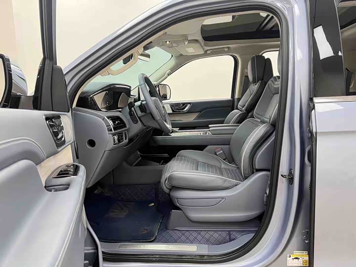 Фото 8 - Lincoln Navigator