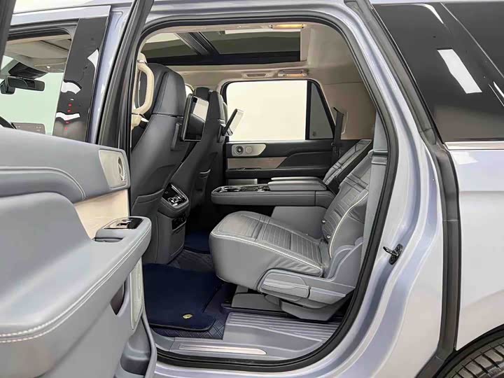 Фото 9 - Lincoln Navigator