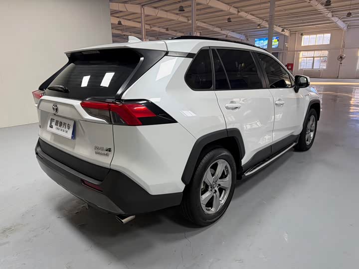Фото 4 - Toyota RAV4