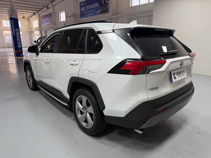Фото 6 - Toyota RAV4