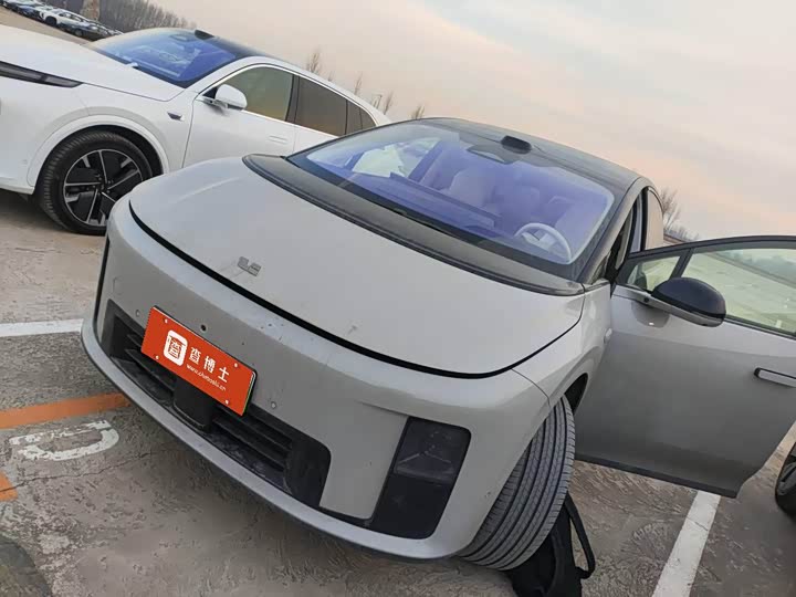 Фото 1 - LiXiang i8