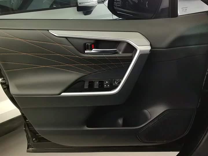 Фото 7 - Toyota RAV4