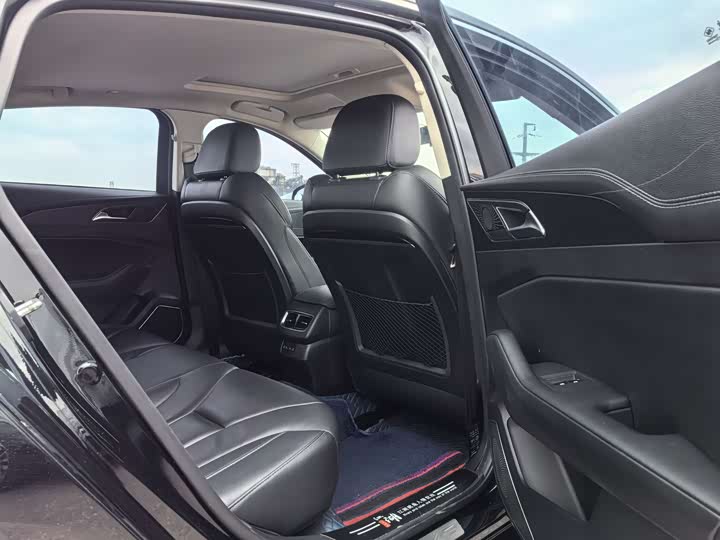 Фото 8 - Hongqi H5