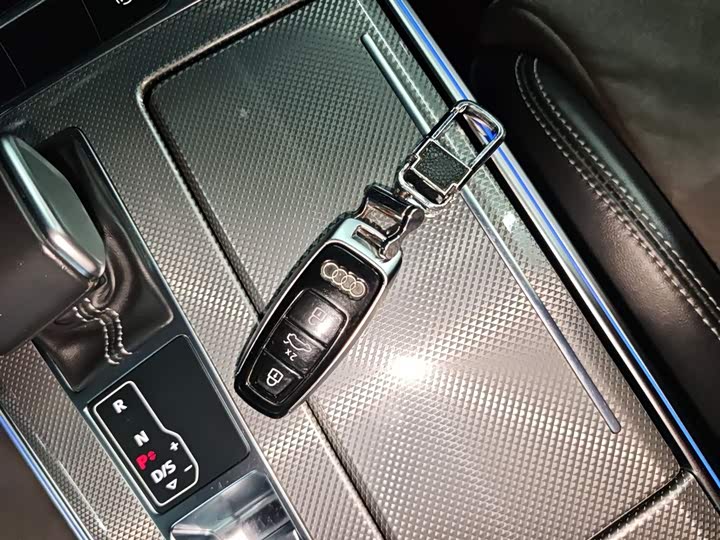 Фото 9 - Audi A6L