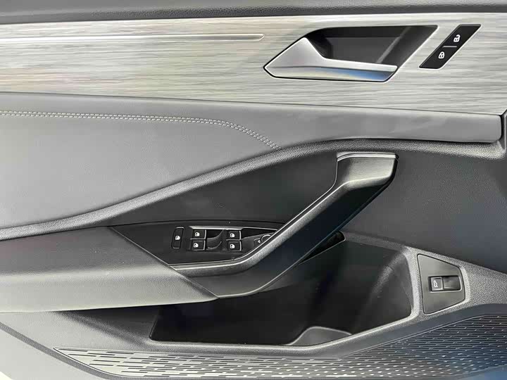 Фото 8 - Volkswagen Sagitar L