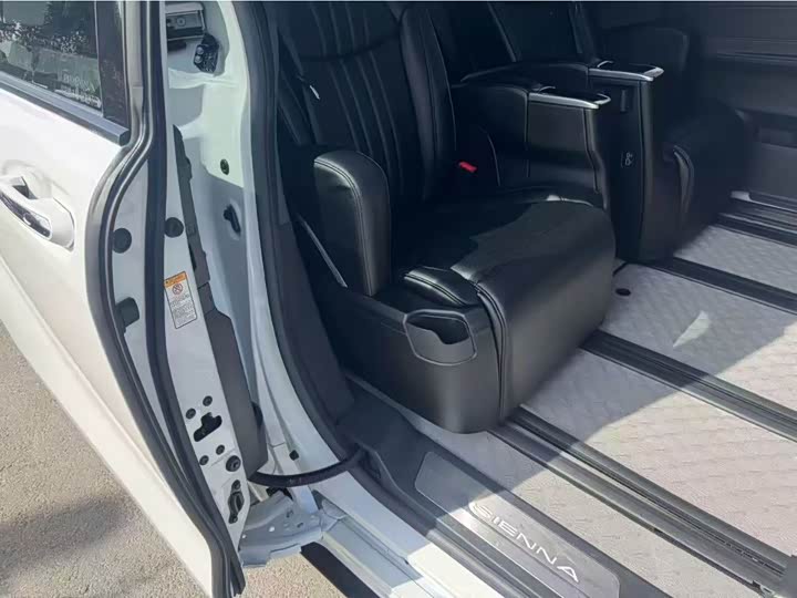 Фото 6 - Toyota Sienna