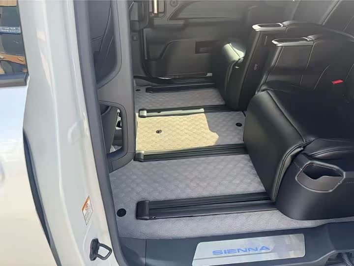 Фото 7 - Toyota Sienna