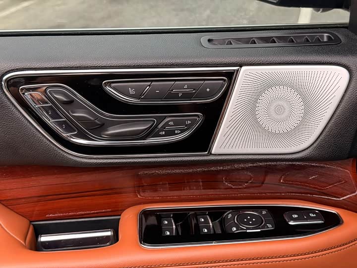 Фото 7 - Lincoln Navigator