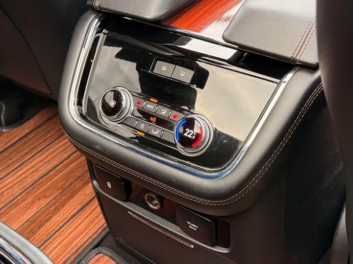 Фото 8 - Lincoln Navigator