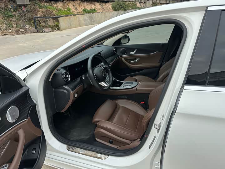 Фото 4 - Mercedes-Benz E-Class