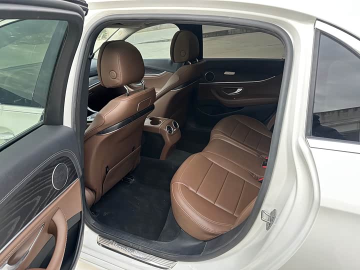 Фото 5 - Mercedes-Benz E-Class