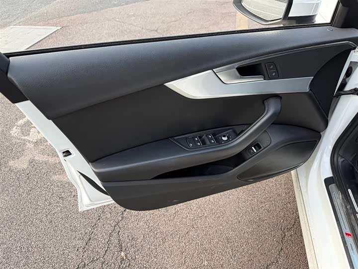 Фото 6 - Audi A4L