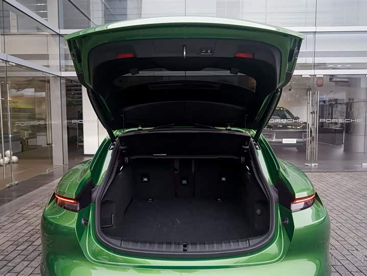 Photo 9 - Porsche Taycan