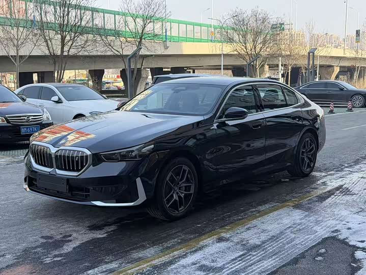 Фото 1 - BMW i5