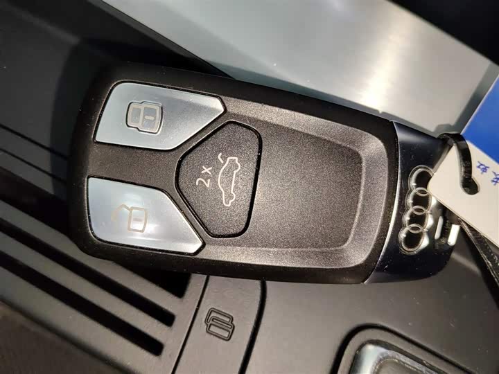 Фото 9 - Audi A4L