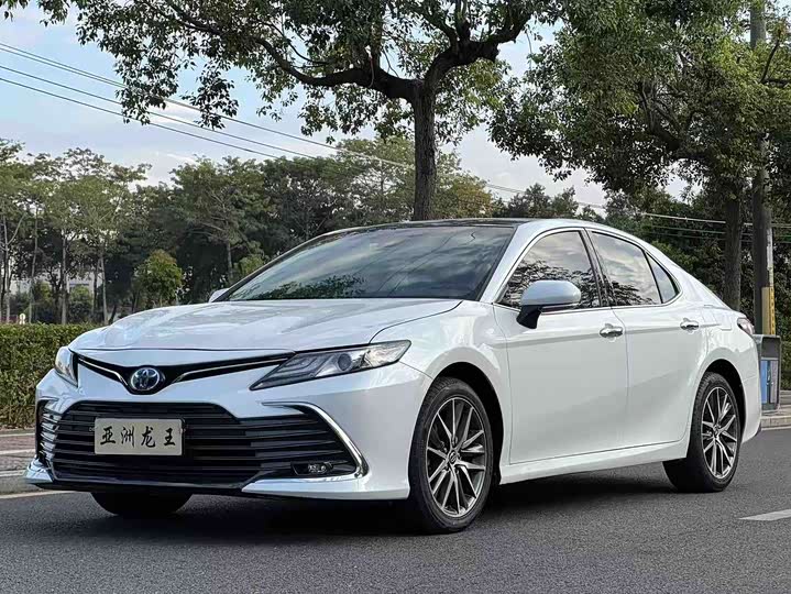 Фото 1 - Toyota Camry