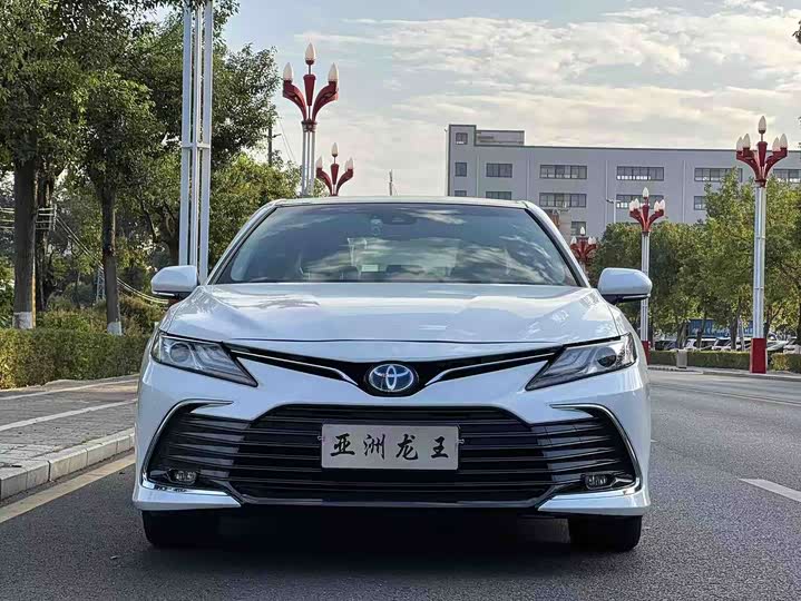 Фото 2 - Toyota Camry