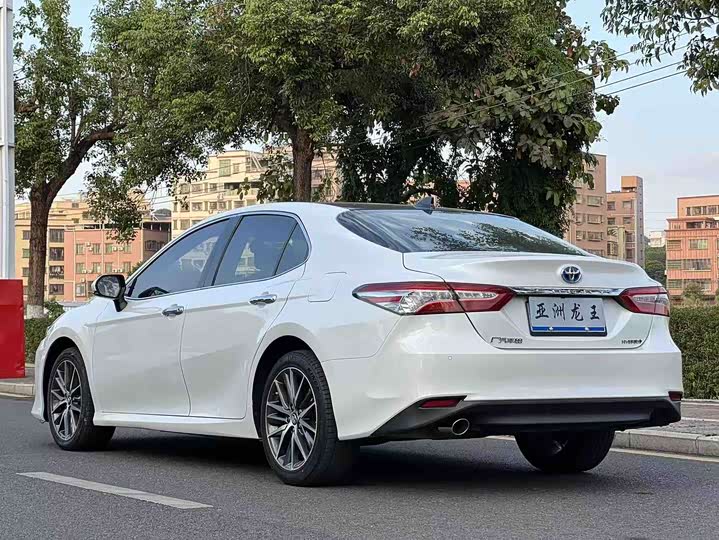 Фото 4 - Toyota Camry