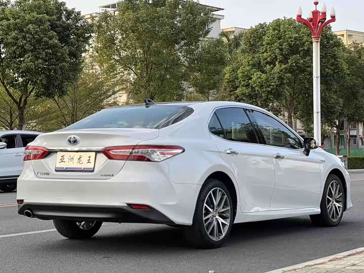 Фото 6 - Toyota Camry